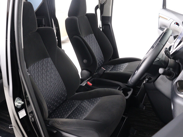 内装の状態も非常にクリーンな状態です｡
ご納車前には専門スタッフが
隅々までクリーニングを行います!