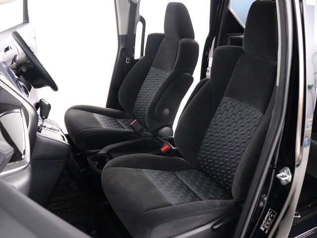 内装の状態も非常にクリーンな状態です｡
ご納車前には専門スタッフが
隅々までクリーニングを行います!