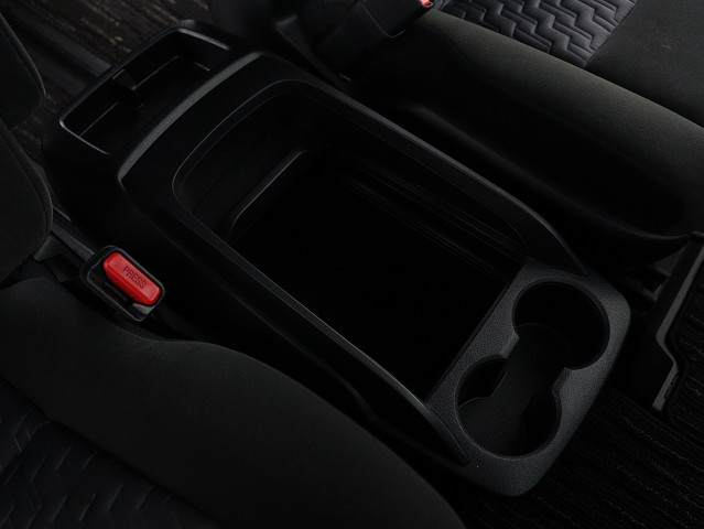 【スライド式コンソールボックス】
大容量の収納力が魅力的なコンソールです!
ドリンクホルダーも使いやすい配置です!