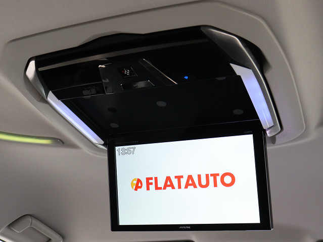 【後席モニター】
ミニバンの必須装備とも言える装備です!
後席の方も飽きることなくドライブが可能!