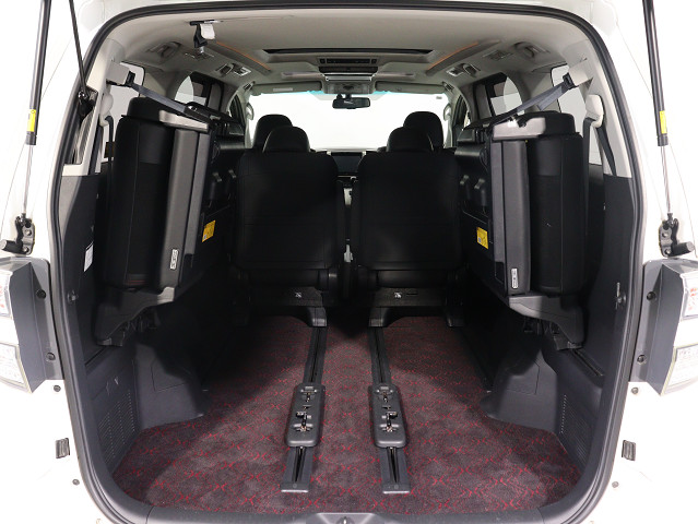 【広々トランクルーム】
スーツケース､ゴルフバッグも楽々収納可能
大人数での旅行にもピッタリの収容量です