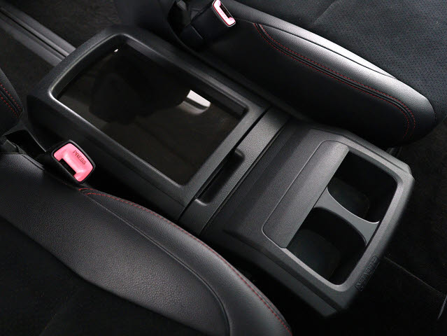 【コンソールボックス】
大容量の収納力が魅力的なコンソールです!
ドリンクホルダーも使いやすい配置です!