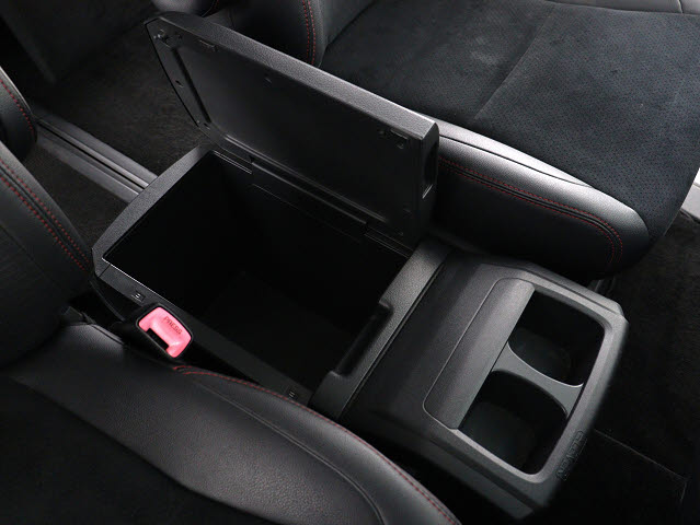 【コンソールボックス】
大容量の収納力が魅力的なコンソールです!
ドリンクホルダーも使いやすい配置です!