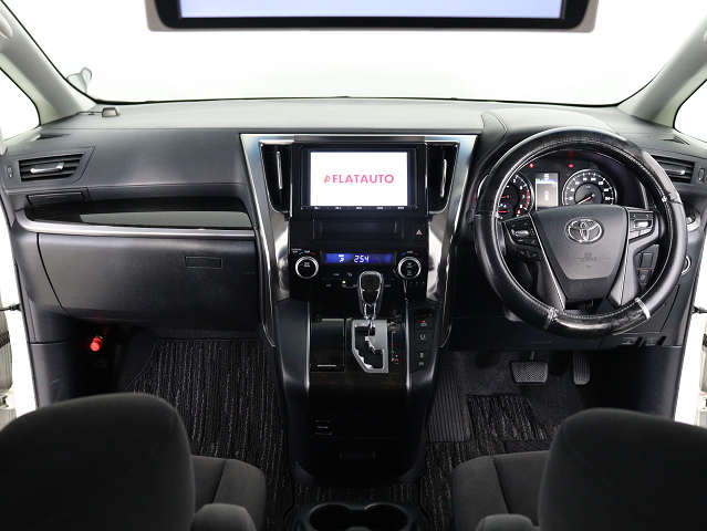 【運転席助手席も広々☆】
広々使えるのは後席だけではございません｡
国内最高峰ミニバンの特権ですね!