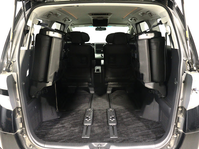 【広々トランクルーム】
スーツケース､ゴルフバッグも楽々収納可能
大人数での旅行にもピッタリの収容量です