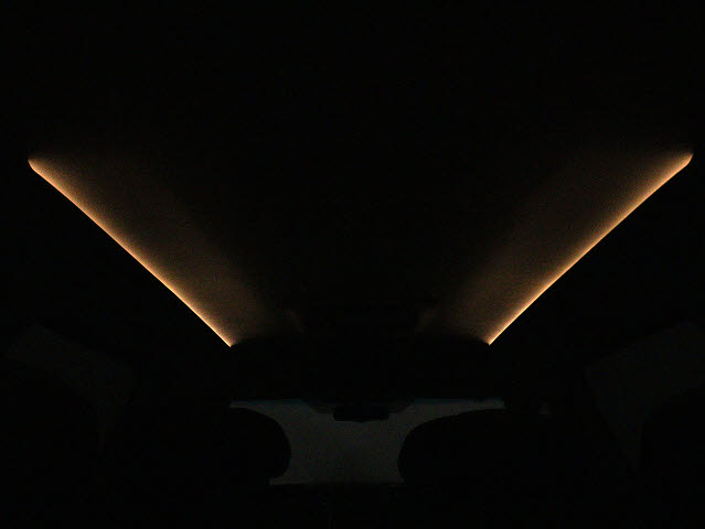 夜間に室内を照らしてくれるルームライトで
す♪♪