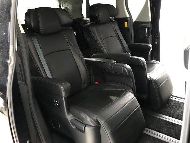 【エグゼクティブパワーシート】
高級感溢れるセカンドシートでございます!
電動リクライニング､オットマン完備!