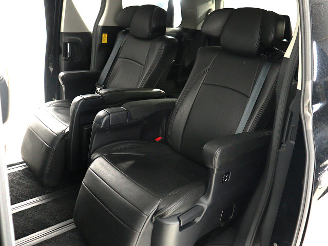 【エグゼクティブパワーシート】
高級感溢れるセカンドシートでございます!
電動リクライニング､オットマン完備!
