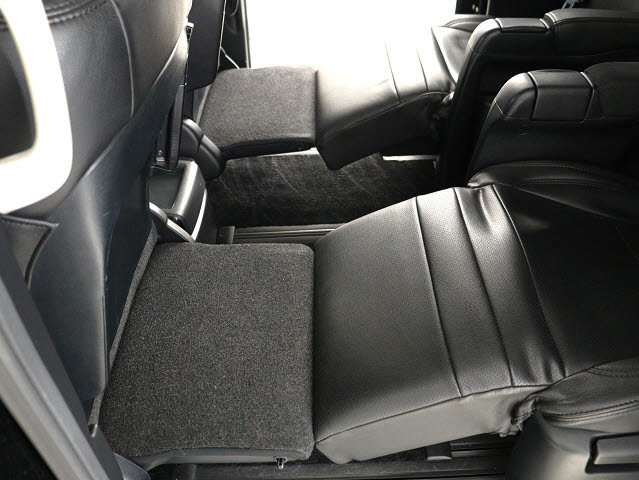 【エグゼクティブパワーシート】
高級感溢れるセカンドシートでございます!
電動リクライニング､オットマン完備!