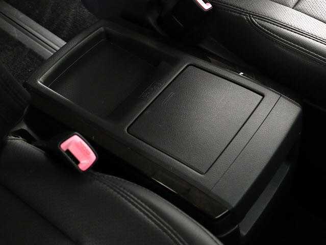 【スライド式コンソールボックス】
大容量の収納力が魅力的なコンソールです!
ドリンクホルダーも使いやすい配置です!