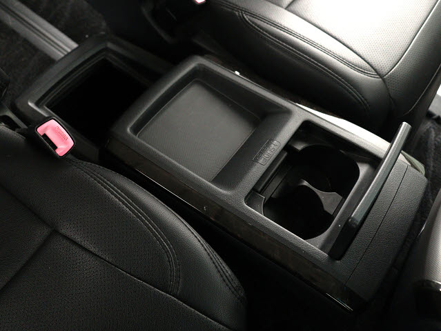 【スライド式コンソールボックス】
大容量の収納力が魅力的なコンソールです!
ドリンクホルダーも使いやすい配置です!