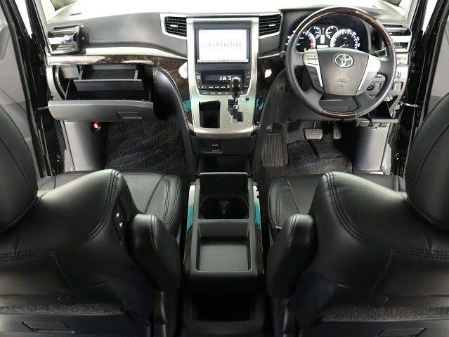 【運転席助手席も広々☆】
広々使えるのは後席だけではございません｡
国内最高峰ミニバンの特権ですね!