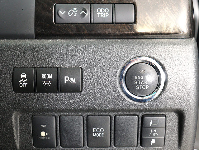 【プッシュスタート】
エンジン始動時はプッシュスタートを採用!
カバンから鍵を取り出す手間も不要です｡