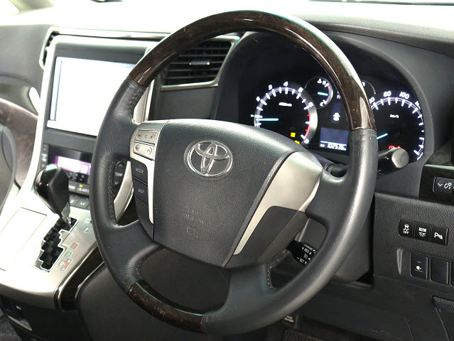 【本革巻きウッドコンビステアリング】
同色のウッド部分と本革のコンビハンドル!
高級感にあふれたステアリングです!