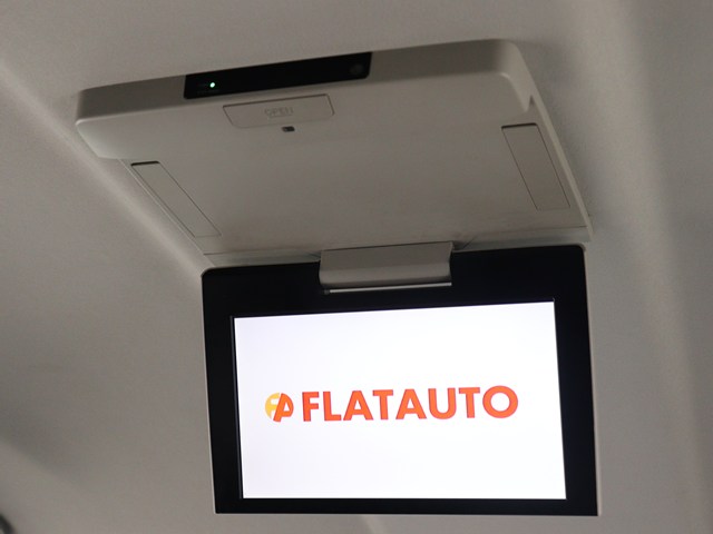【後席モニター】
ミニバンの必須装備とも言える装備です!
後席の方も飽きることなくドライブが可能!