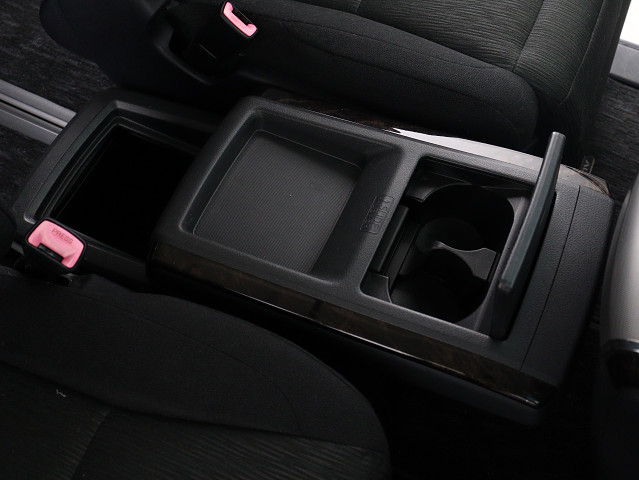 【スライド式コンソールボックス】
大容量の収納力が魅力的なコンソールです!
ドリンクホルダーも使いやすい配置です!