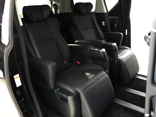 【オットマン＆フットレスト完備】
フットレスト､電動オットマン付き車両!
後席の方の快適ドライブを演出致します!