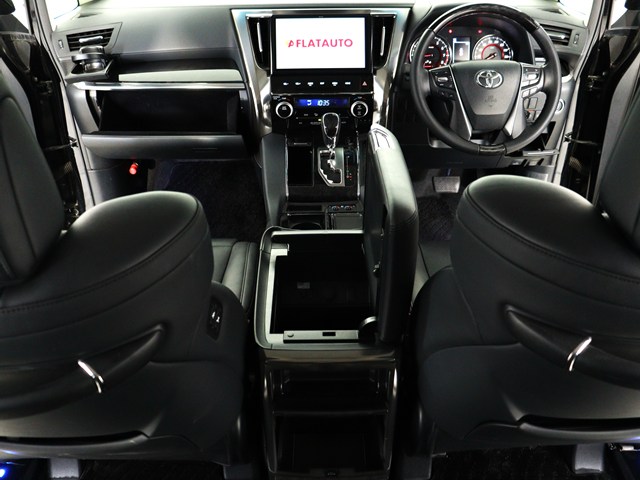 【運転席助手席も広々☆】
広々使えるのは後席だけではございません｡
国内最高峰ミニバンの特権ですね!