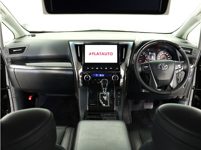 【運転席助手席も広々☆】
広々使えるのは後席だけではございません｡
国内最高峰ミニバンの特権ですね!