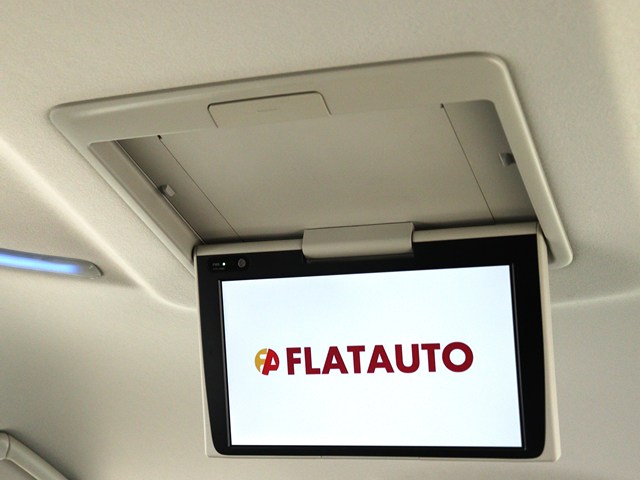 【後席モニター】
ミニバンの必須装備とも言える装備です!
後席の方も飽きることなくドライブが可能!