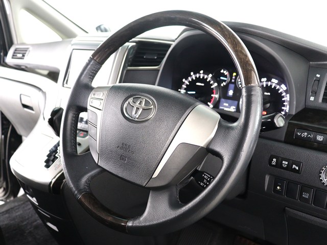 【本革巻きウッドコンビステアリング】
同色のウッド部分と本革のコンビハンドル!
高級感にあふれたステアリングです!