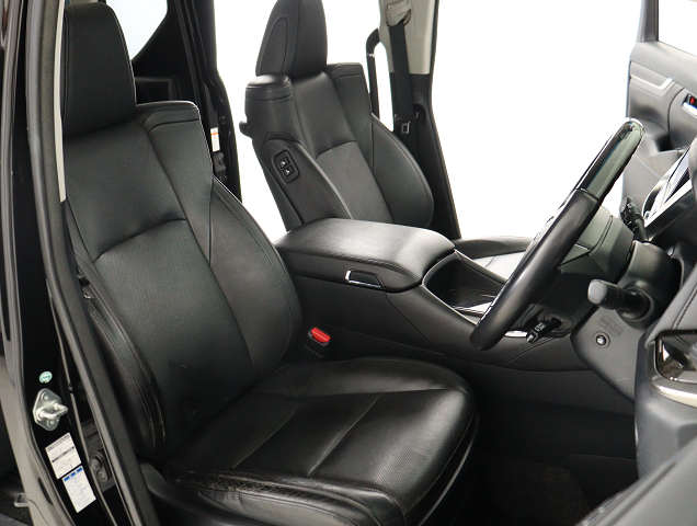 内装の状態も非常にクリーンな状態です｡
ご納車前には専門スタッフが
隅々までクリーニングを行います!