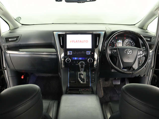 【運転席助手席も広々☆】
広々使えるのは後席だけではございません｡
国内最高峰ミニバンの特権ですね!