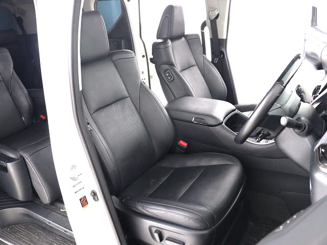 【メモリ機能付きパワーシート】
運転者専用セッティング可能な運転席です!
３名までのポジションを即呼び出します★