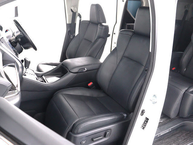 【前席シートヒーター付き】
冬に嬉しいシートヒーター付きのお車です!
エアコンよりも早く暖かくなり､快適です♪