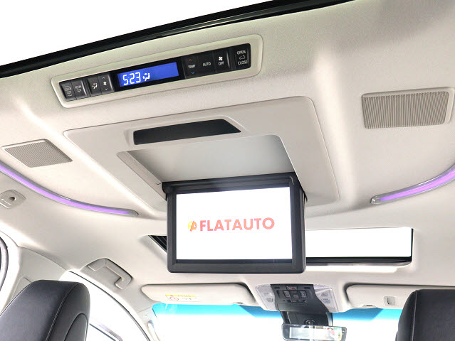 【電動後席モニター】ＪＢＬサウンド専用！
電動開閉後席フリップダウンモニターです。
５．１ｃｈサウンド対応、１７スピーカーの
専用音響システムとなり、人気の装備になり
ます。