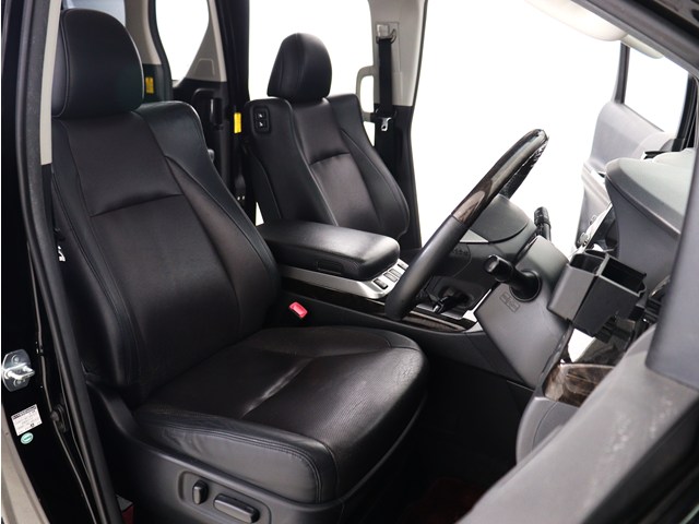 内装の状態も非常にクリーンな状態です｡
ご納車前には専門スタッフが
隅々までクリーニングを行います!