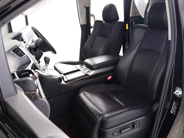 内装の状態も非常にクリーンな状態です｡
ご納車前には専門スタッフが
隅々までクリーニングを行います!