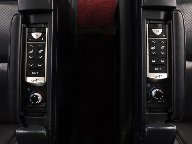 （☆プレミアムシート☆）プレミアムレザー
を使用した2トーンのシート♪快適な温冷風
シート機能、専用の読書灯、電動リクライニ
ング、電動オットマン、シートメモリー機能
、最上級モデルが入庫しました。