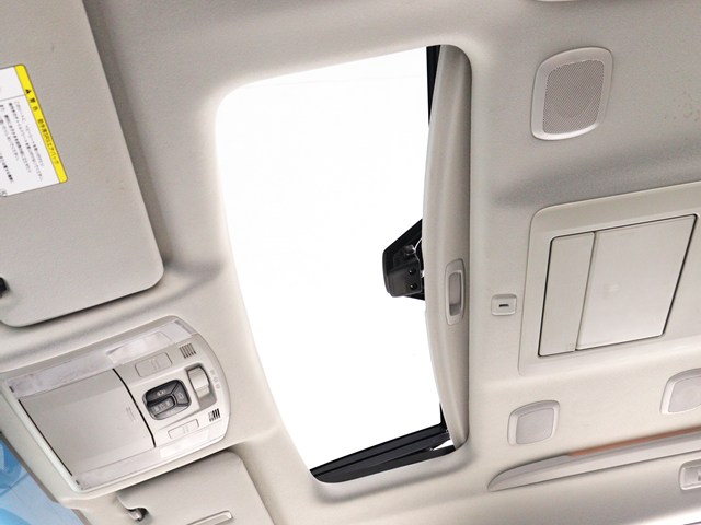 【大人気☆ツインサンルーフ】
見た目もカッコよく、車内の解放感も演出!
必須条件にされるほどの大人気装備です!