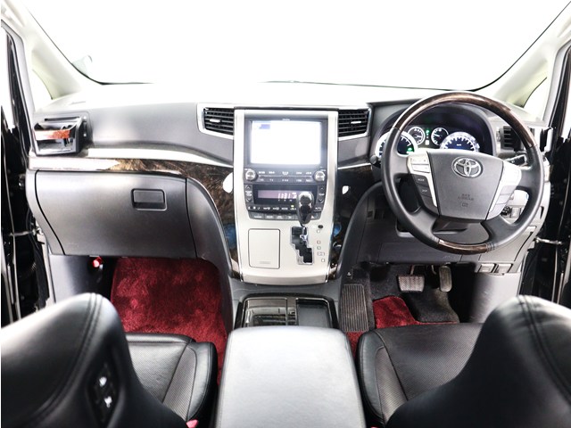 【運転席助手席も広々☆】
広々使えるのは後席だけではございません｡
国内最高峰ミニバンの特権ですね!