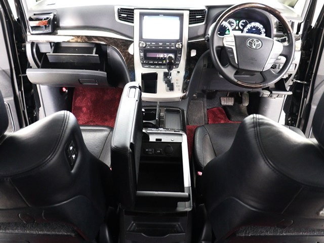 【運転席助手席も広々☆】
広々使えるのは後席だけではございません｡
国内最高峰ミニバンの特権ですね!