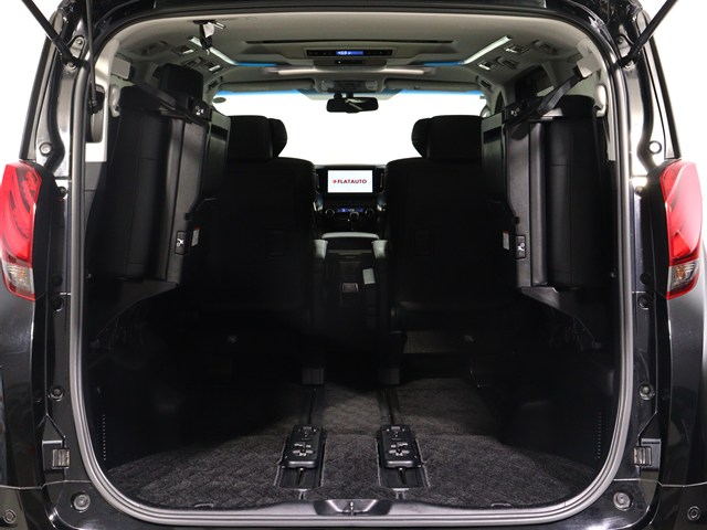 【広々トランクルーム】
スーツケース､ゴルフバッグも楽々収納可能
大人数での旅行にもピッタリの収容量です