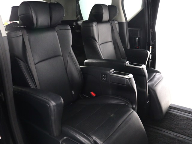 【エグゼクティブパワーシート】
高級感溢れるセカンドシートでございます!
電動リクライニング､オットマン完備!