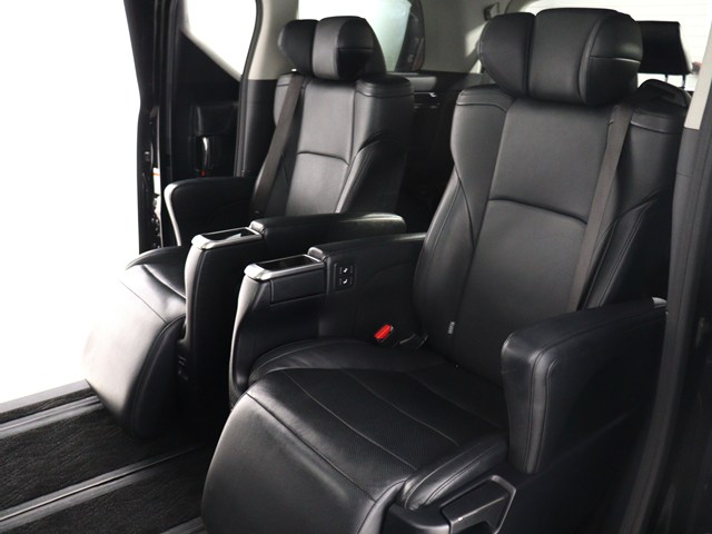 【エグゼクティブパワーシート】
高級感溢れるセカンドシートでございます!
電動リクライニング､オットマン完備!