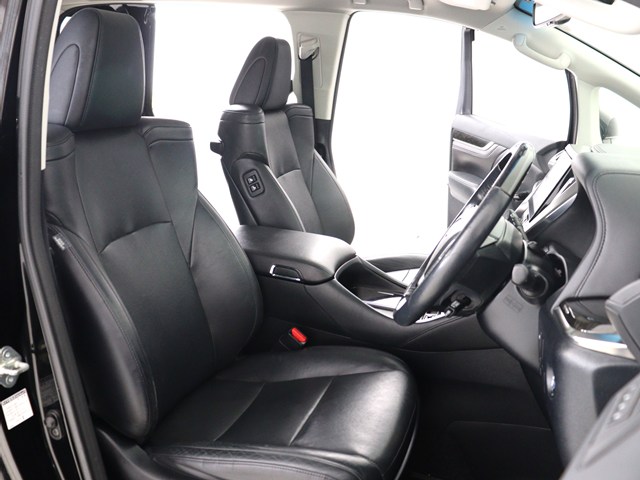 内装の状態も非常にクリーンな状態です｡
ご納車前には専門スタッフが
隅々までクリーニングを行います!