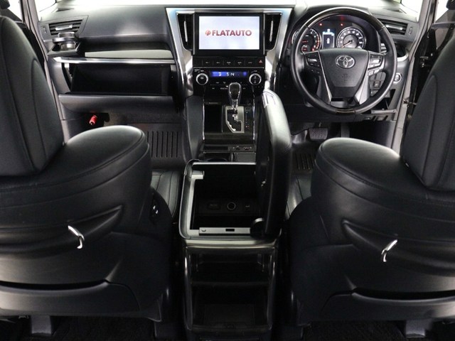 【運転席助手席も広々☆】
広々使えるのは後席だけではございません｡
国内最高峰ミニバンの特権ですね!