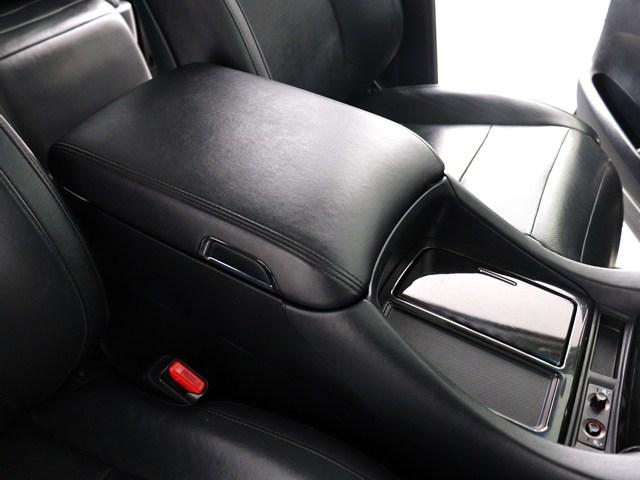 【コンソールボックス】
大容量の収納力が魅力的なコンソールです!
ドリンクホルダーも使いやすい配置です!