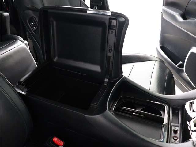 【コンソールボックス】
大容量の収納力が魅力的なコンソールです!
ドリンクホルダーも使いやすい配置です!