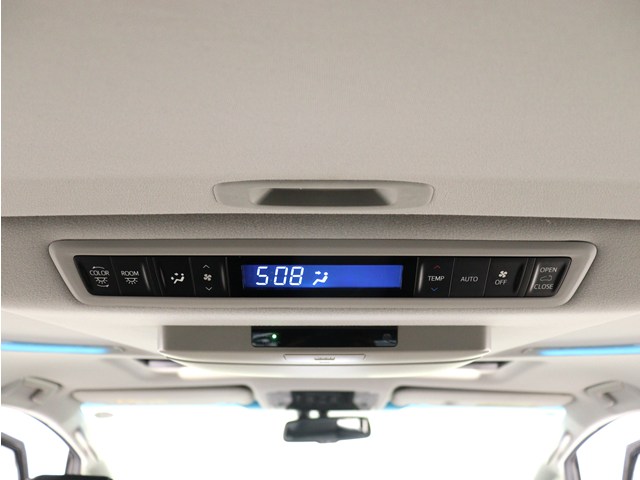 後部座席でエアコン温度をお好みで設定する
ことができます!