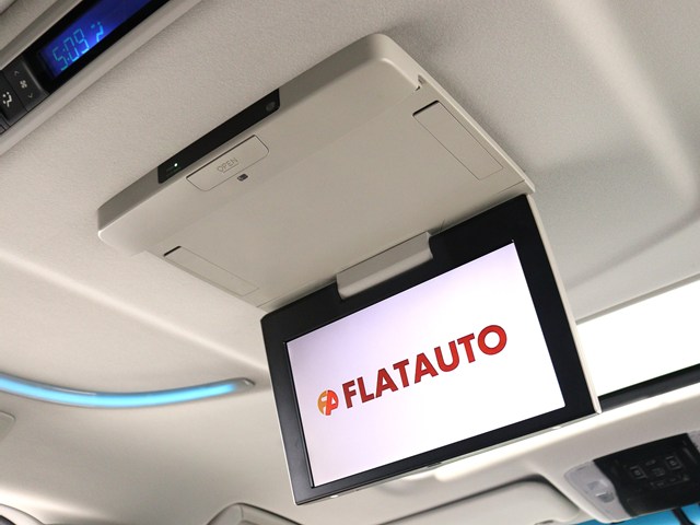 【後席モニター】
ミニバンの必須装備とも言える装備です!
後席の方も飽きることなくドライブが可能!