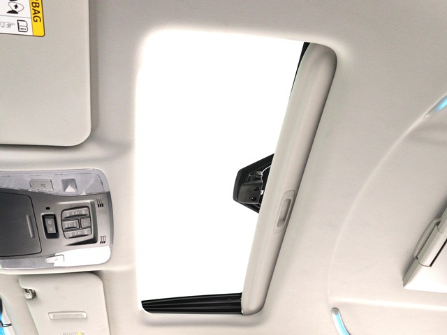 【大人気☆ツインサンルーフ】
見た目もカッコよく、車内の解放感も演出!
必須条件にされるほどの大人気装備です!