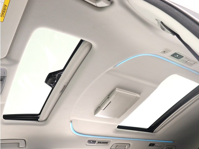 【大人気☆ツインサンルーフ】
見た目もカッコよく、車内の解放感も演出!
必須条件にされるほどの大人気装備です!