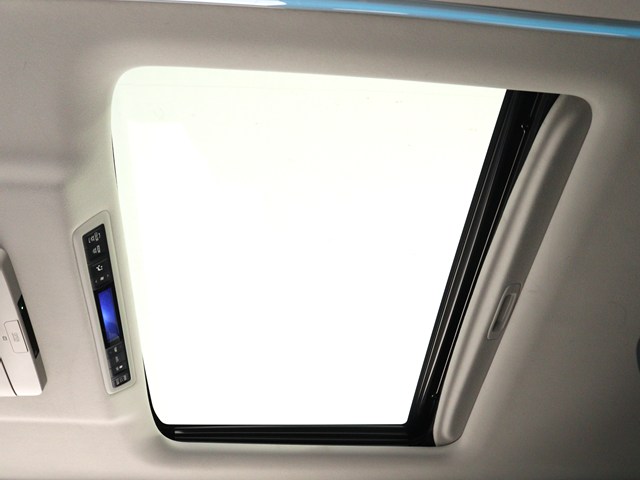 【大人気☆ツインサンルーフ】
見た目もカッコよく、車内の解放感も演出!
必須条件にされるほどの大人気装備です!