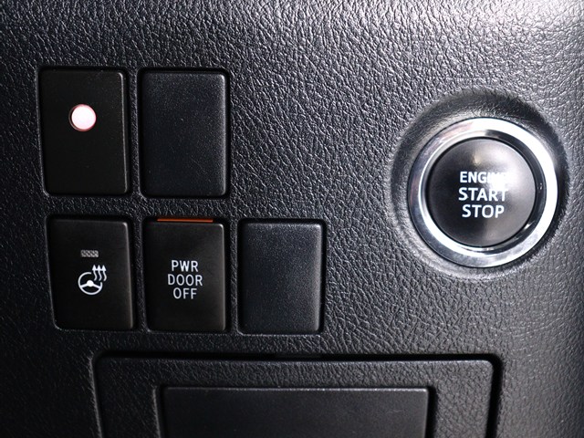 【プッシュスタート】
エンジン始動時はプッシュスタートを採用!
カバンから鍵を取り出す手間も不要です｡
