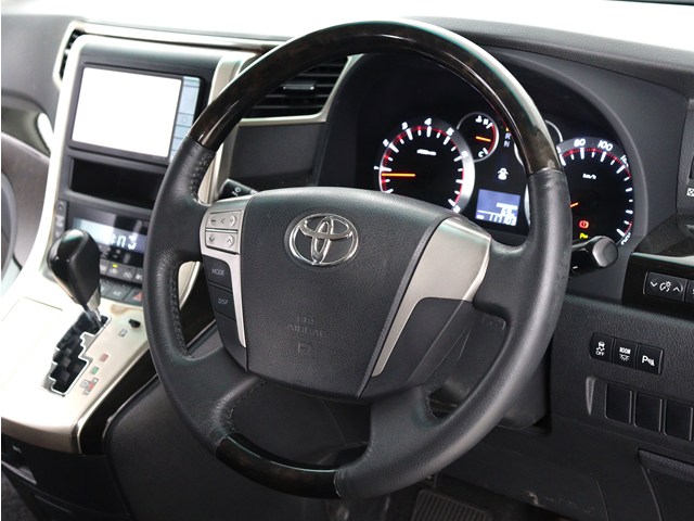 【本革巻きウッドコンビステアリング】
同色のウッド部分と本革のコンビハンドル!
高級感にあふれたステアリングです!